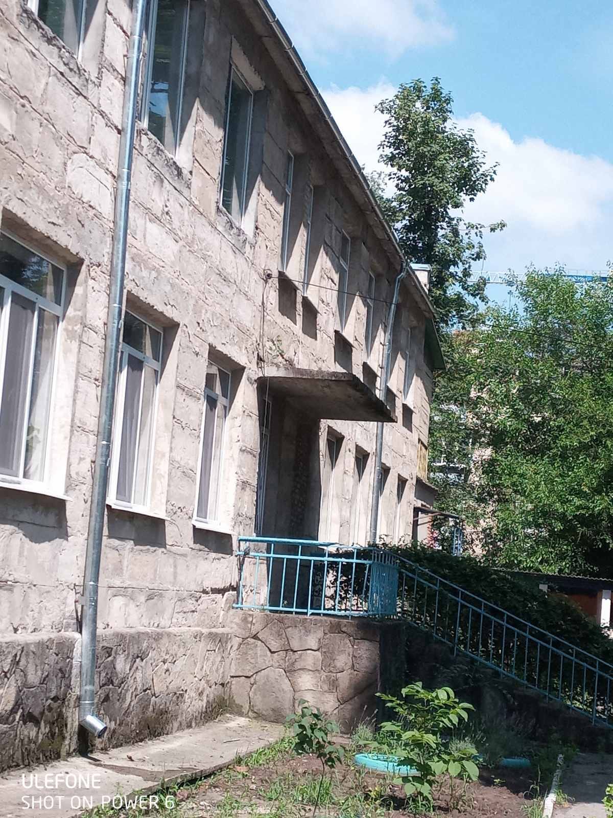 În Instituția de Educație Timpurie nr. 9 s-a efectuat reparația capitală a acoperișului edificiului, (poze cu derularea lucrărilor la etapa inițială până la reparație și etapa finală).
